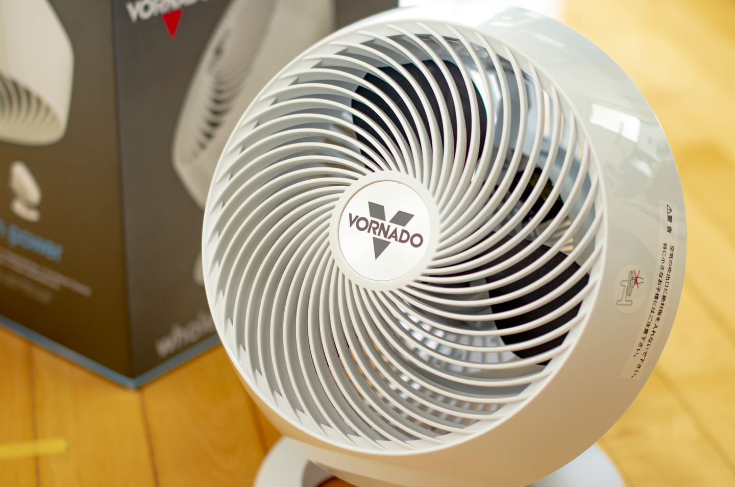 サーキュレーター「VORNADO(ボルネード)660-JP」のデザインを分かりやすく正面からアップで撮影した画像