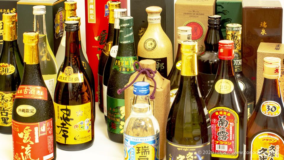 泡盛のボトルとグラス