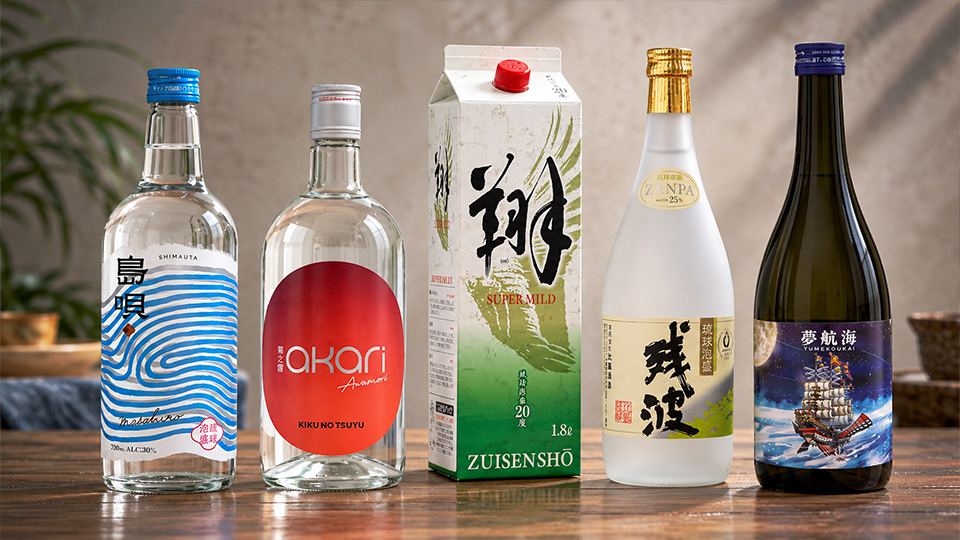 島唄30度、菊之露akari、瑞泉 翔スーパーマイルド、残波ホワイト、夢航海30度を並べた写真