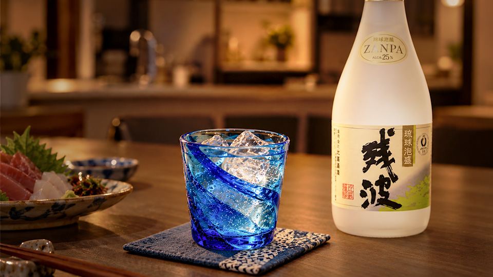 残波ホワイトをグラスに注いで飲み比べた写真