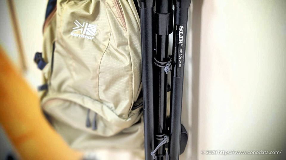 「karrimor(カリマー)」sector(セクター)25のポールキャリアにカメラ用三脚をホールドさせた画像