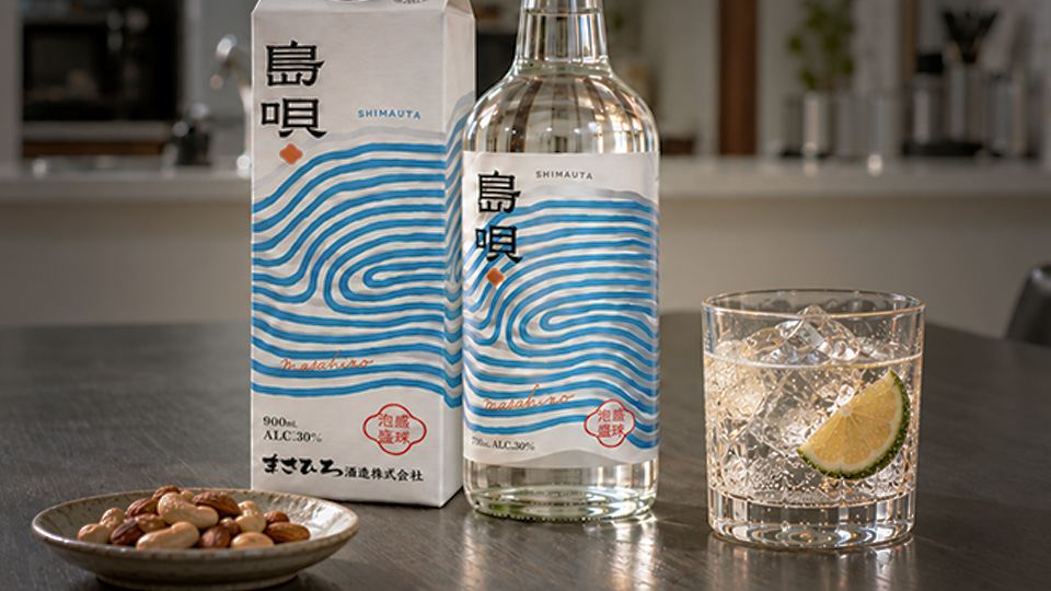 島唄30度の紙パックと瓶、炭酸割りを並べた写真