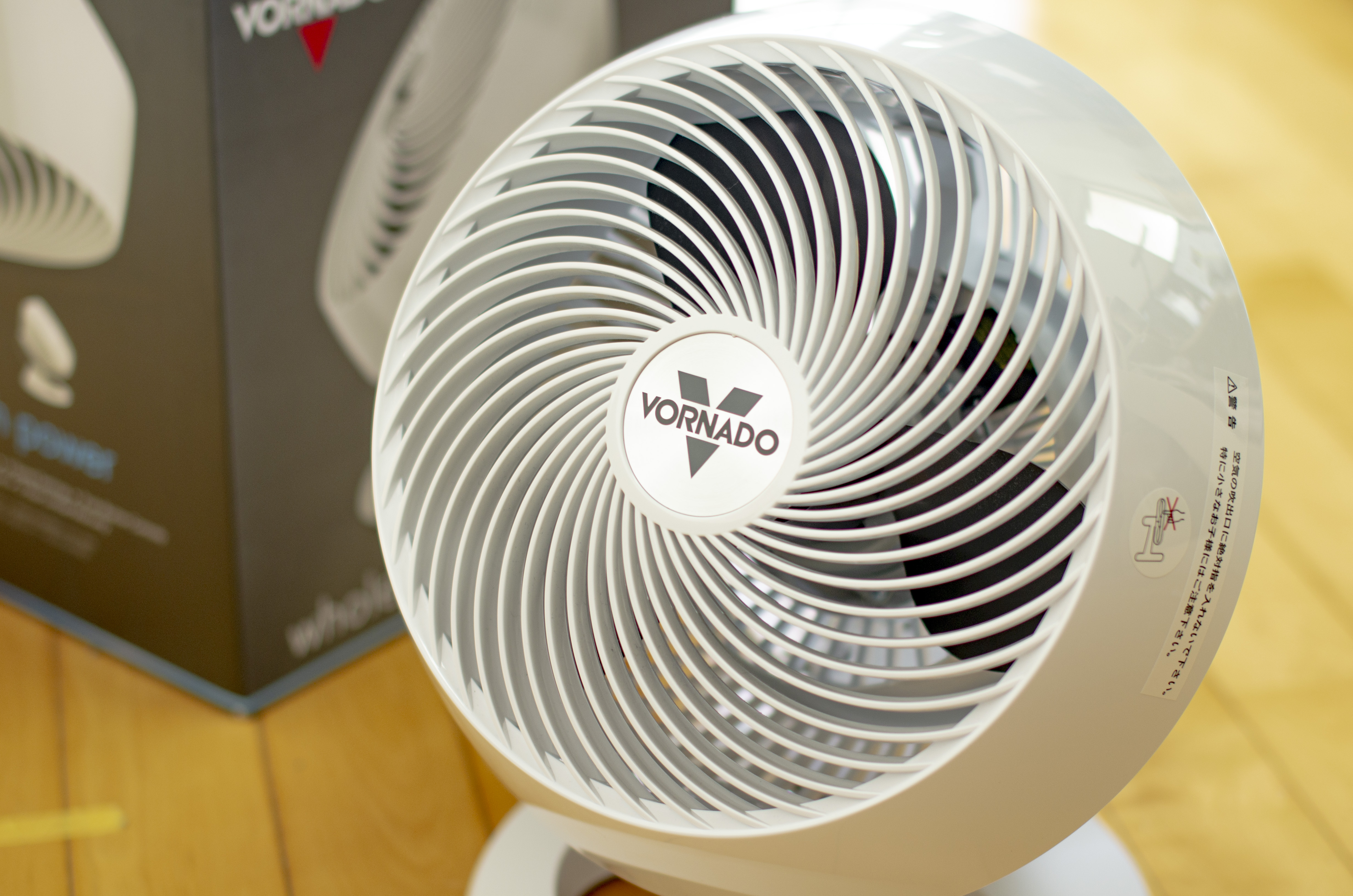 サーキュレーター「VORNADO(ボルネード)660-JP」のデザインを分かりやすく正面からアップで撮影した画像